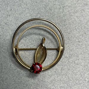 Double Circle Red Rhinestone cannetille Leaf Mini Brooch Pin Beautiful Gold Tone